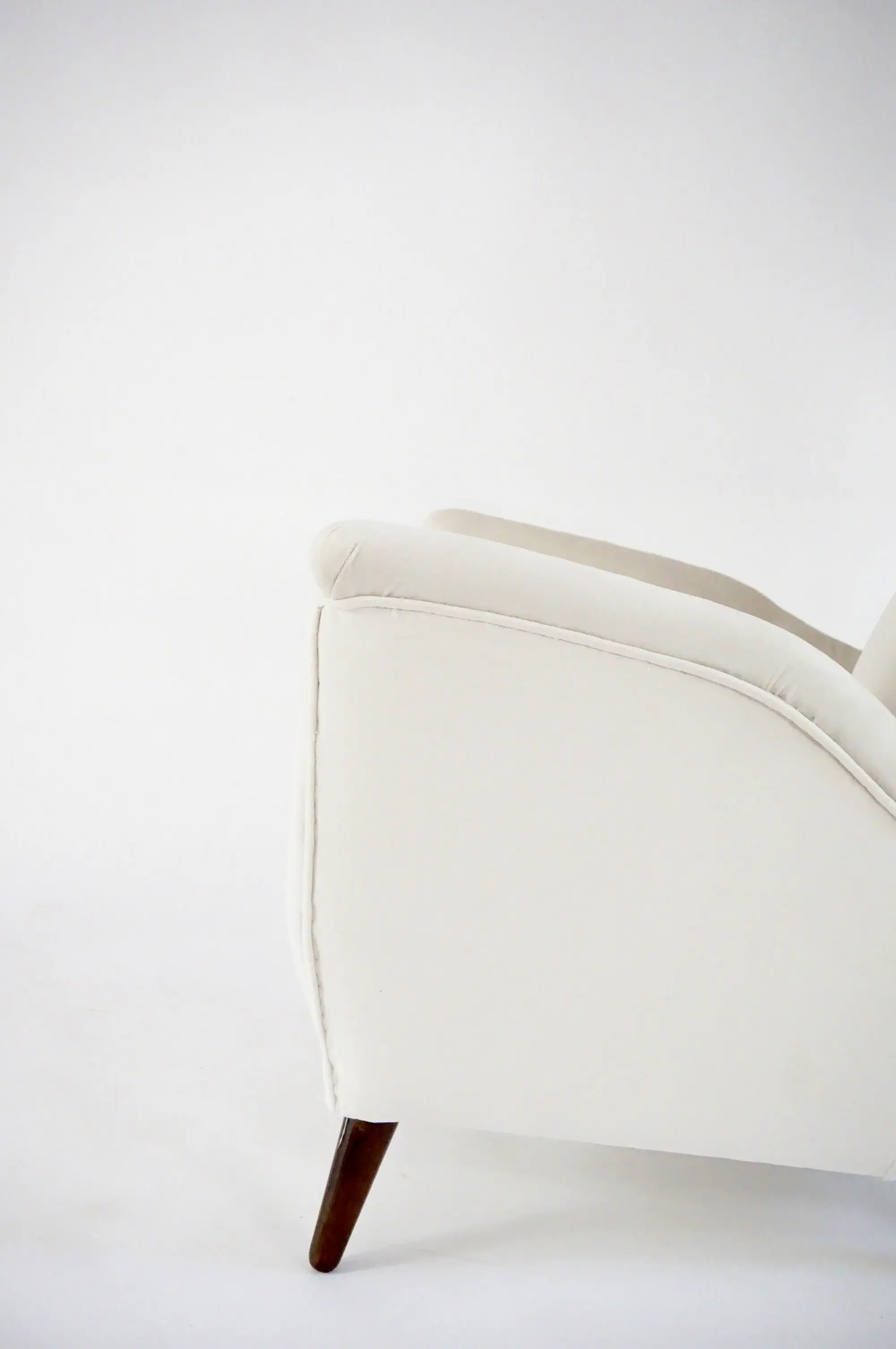 Gio Ponti ivory wingback armchair, model n. 512 by Cassina, 1950 — photo 8