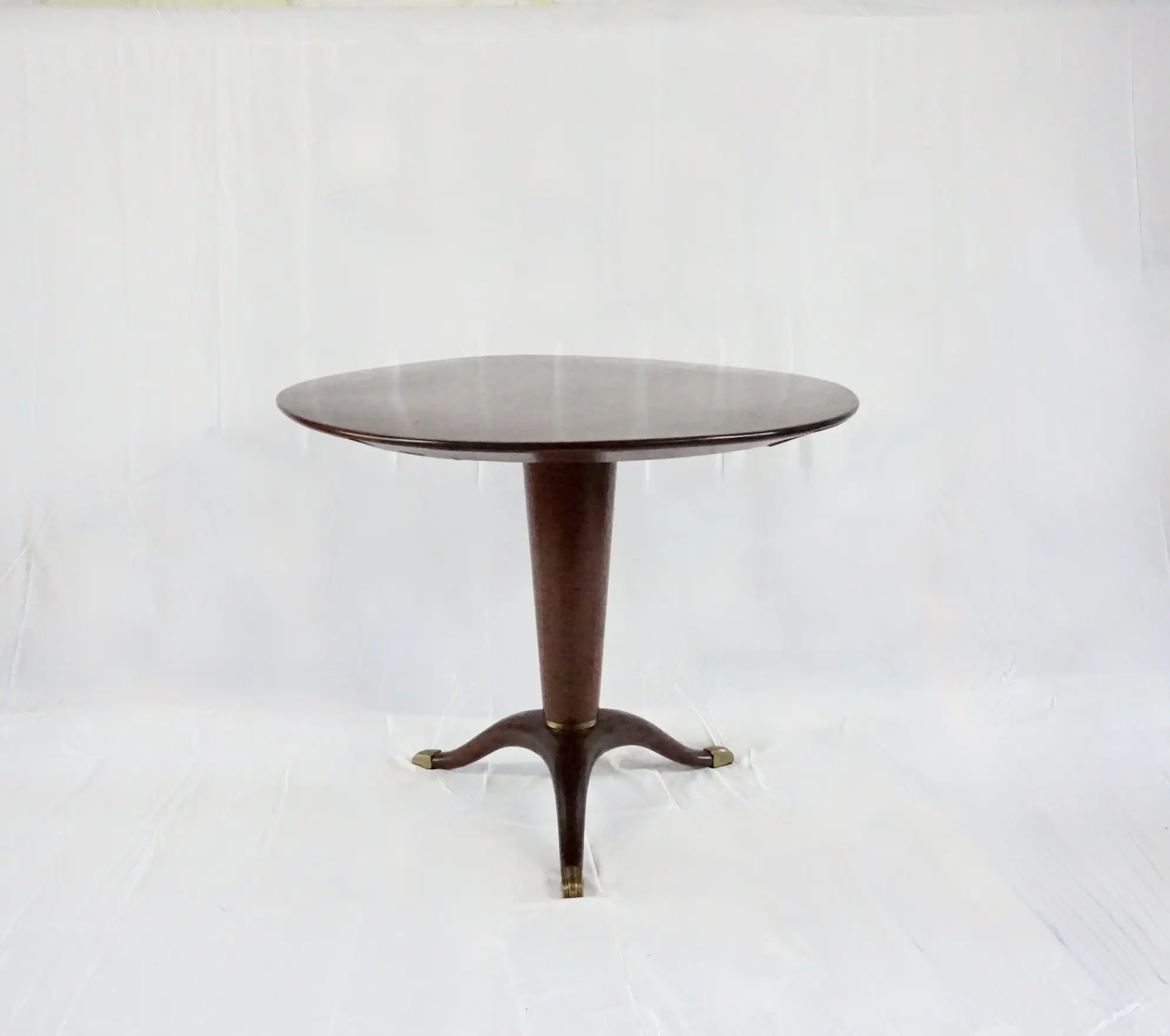 Paolo Buffa round center table, game table, three feet, walnut and brass, 1950 — photo 4