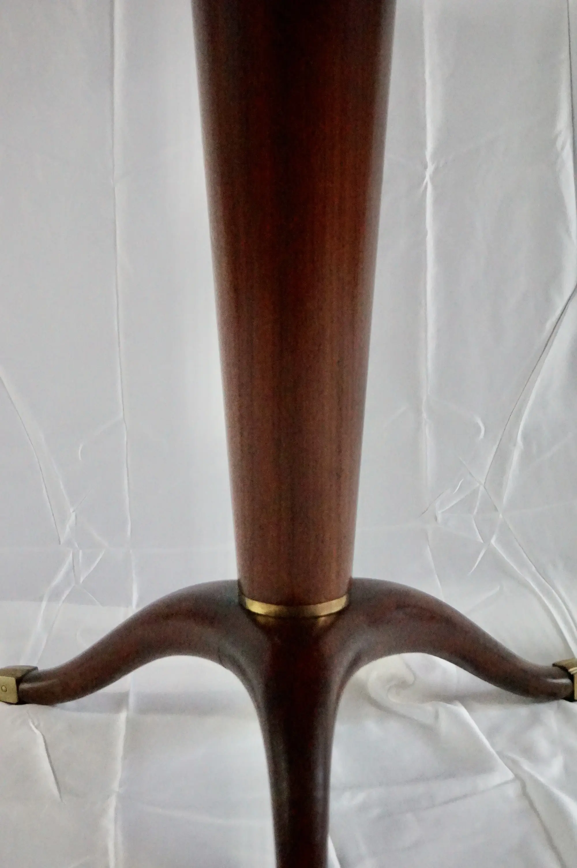Paolo Buffa round center table, game table, three feet, walnut and brass, 1950 — photo 11