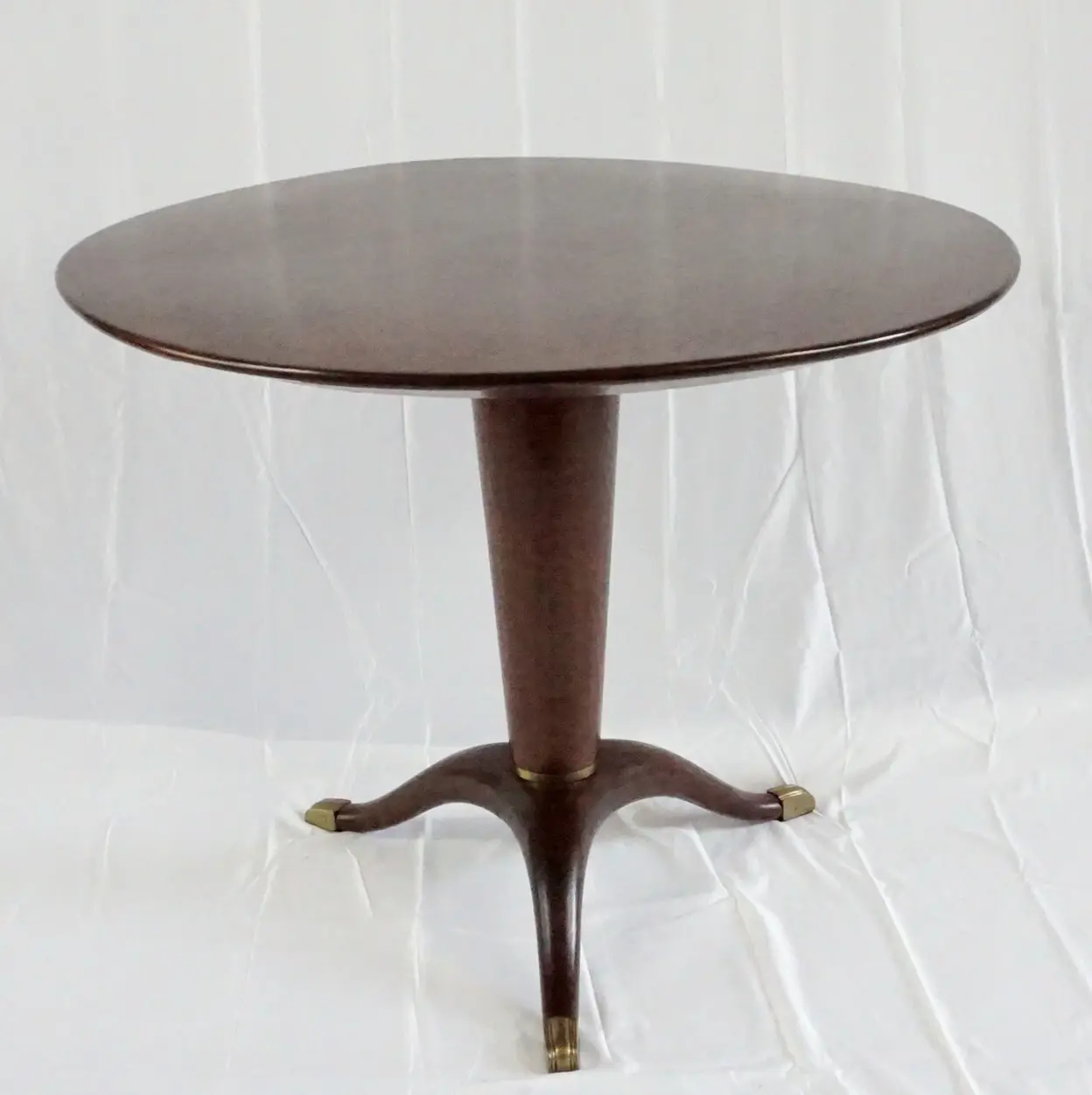Paolo Buffa round center table, game table, three feet, walnut and brass, 1950 — photo 9