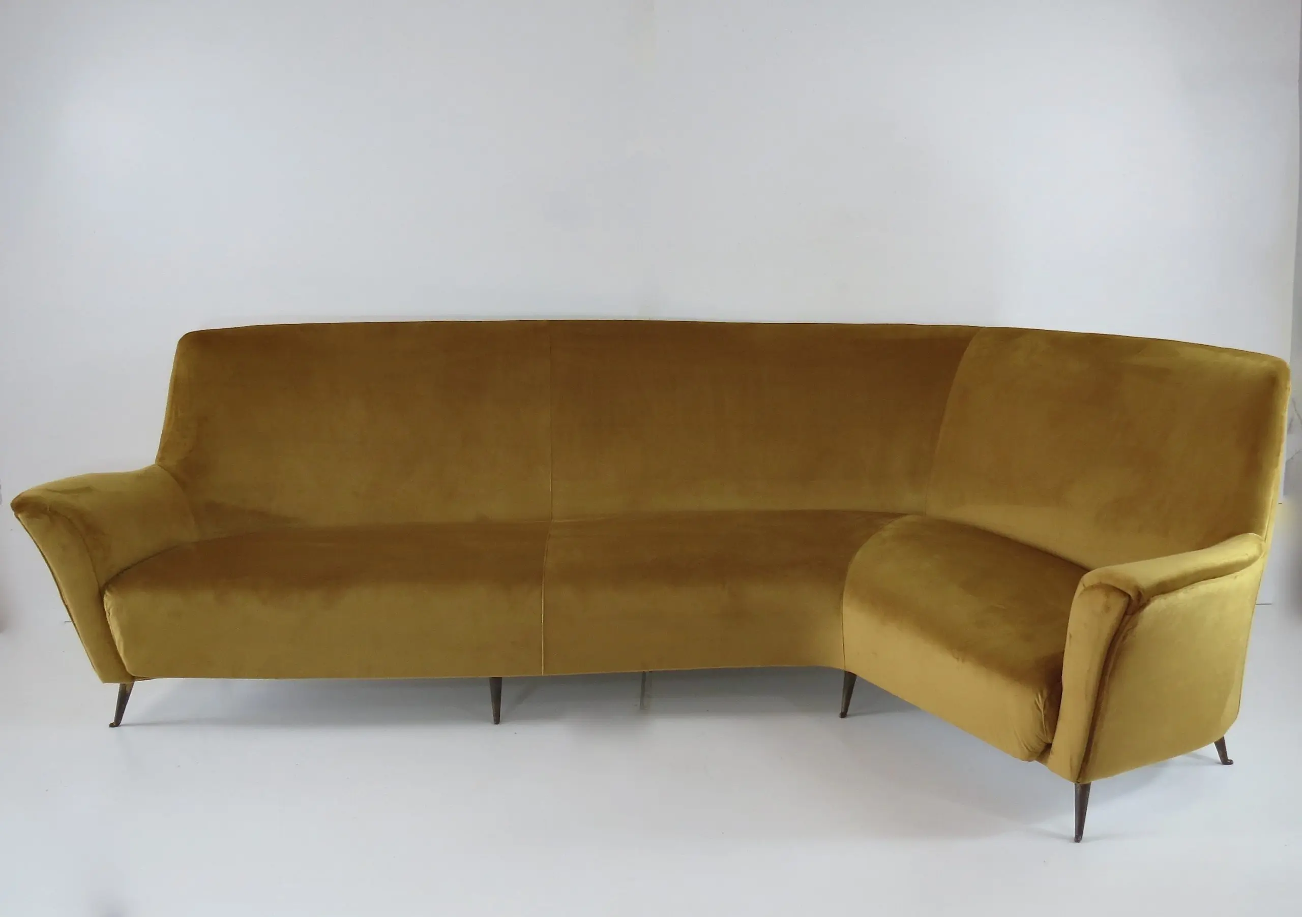 Rare Ico & Luisa Parisi Large Gold Yellow Velvet Curved Sofa by Isa, circa 1952 — photo 5