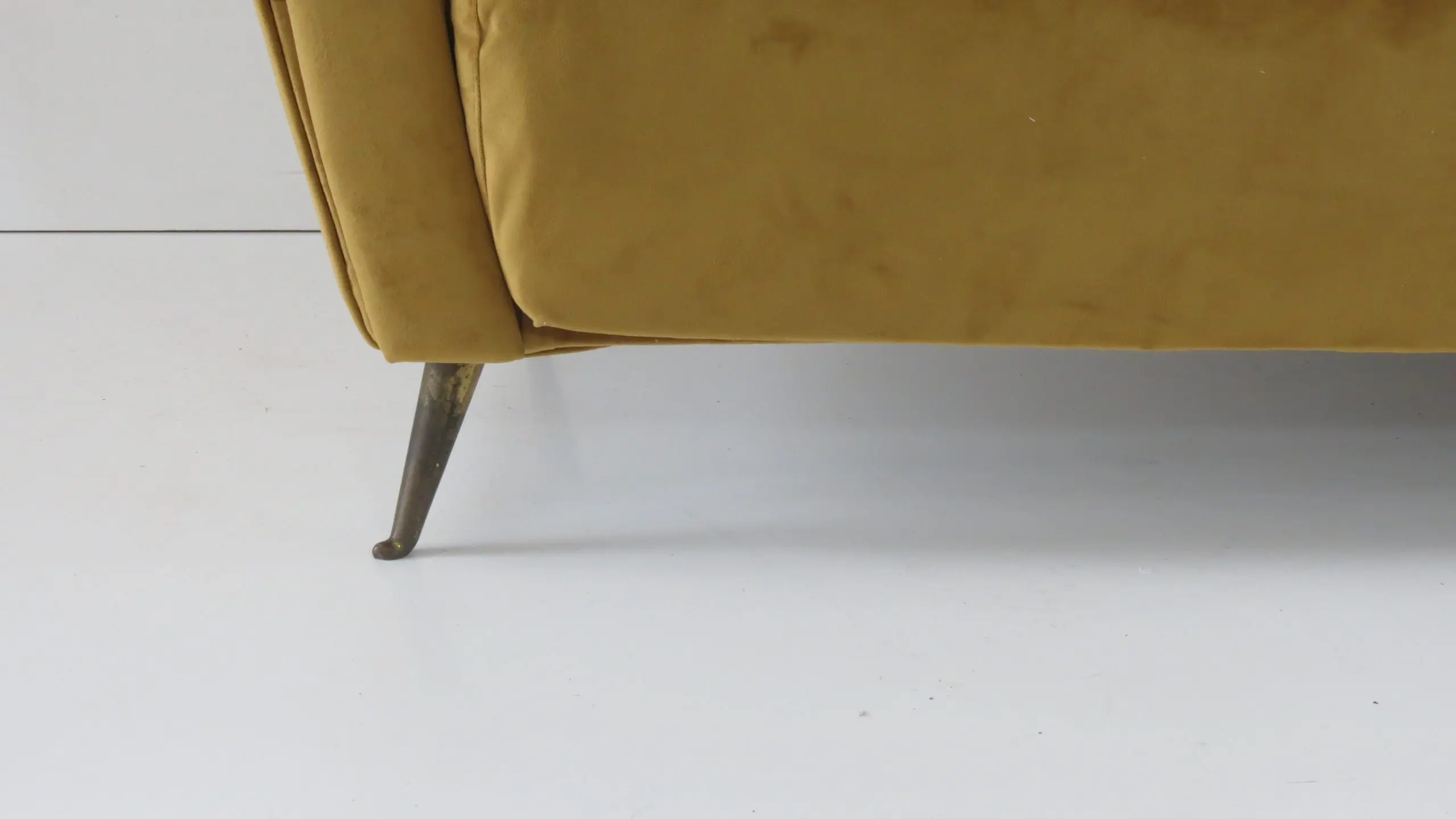 Rare Ico & Luisa Parisi Large Gold Yellow Velvet Curved Sofa by Isa, circa 1952 — photo 9