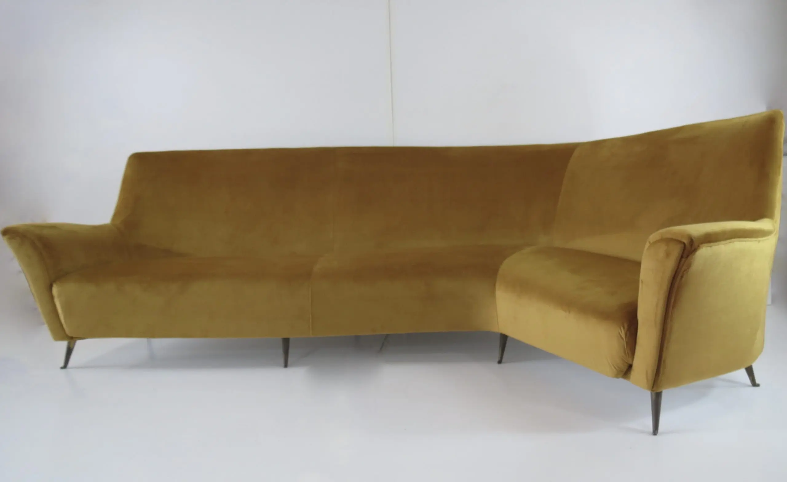 Rare Ico & Luisa Parisi Large Gold Yellow Velvet Curved Sofa by Isa, circa 1952 — photo 4
