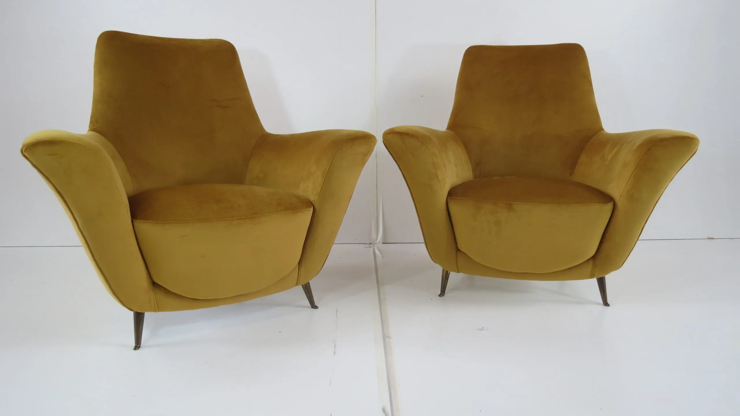 Rare Ico & Luisa Parisi Large Gold Yellow Velvet Curved Sofa by Isa, circa 1952 — photo 16