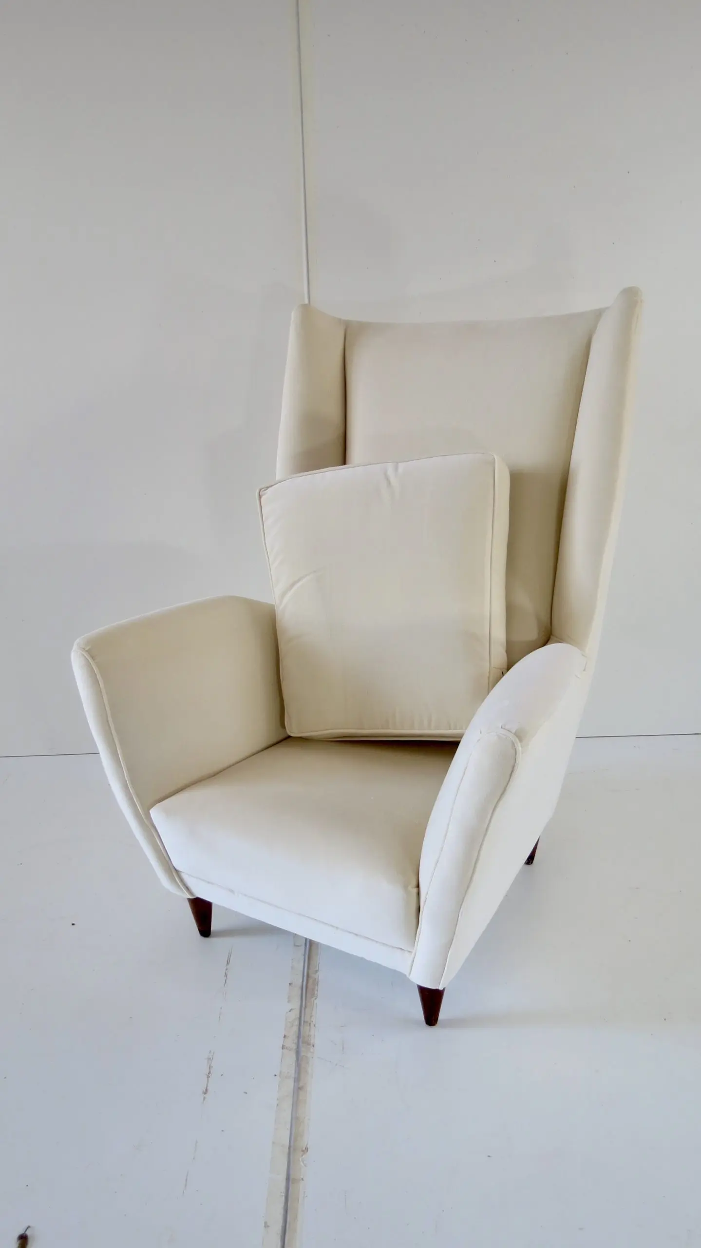 Gio Ponti Ivory Wingback Armchair N. 512, circa 1950 — photo 16