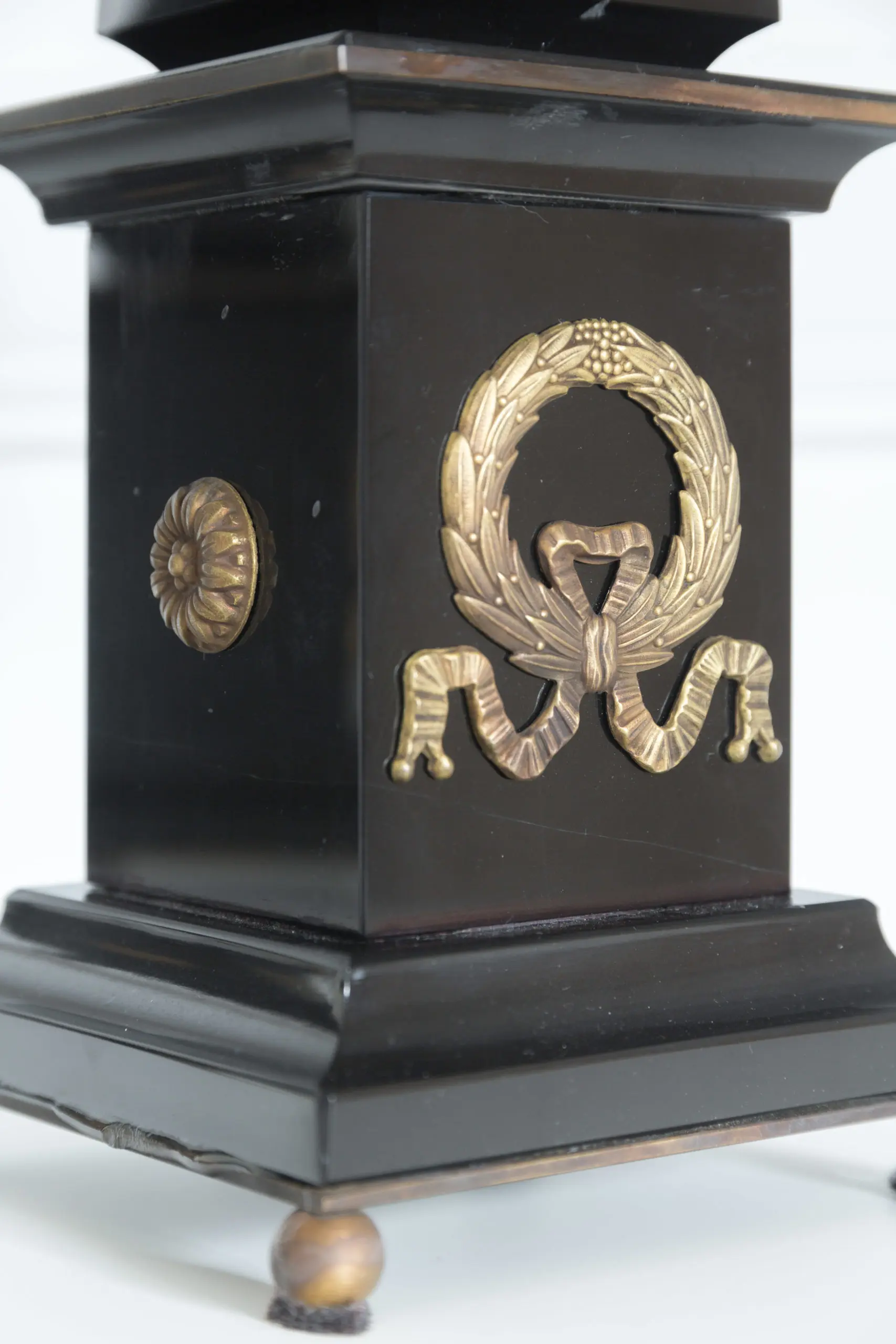 Pair of black marble and bronze obelisks "GOLD LIZARD", limited edition, 2017 — photo 4